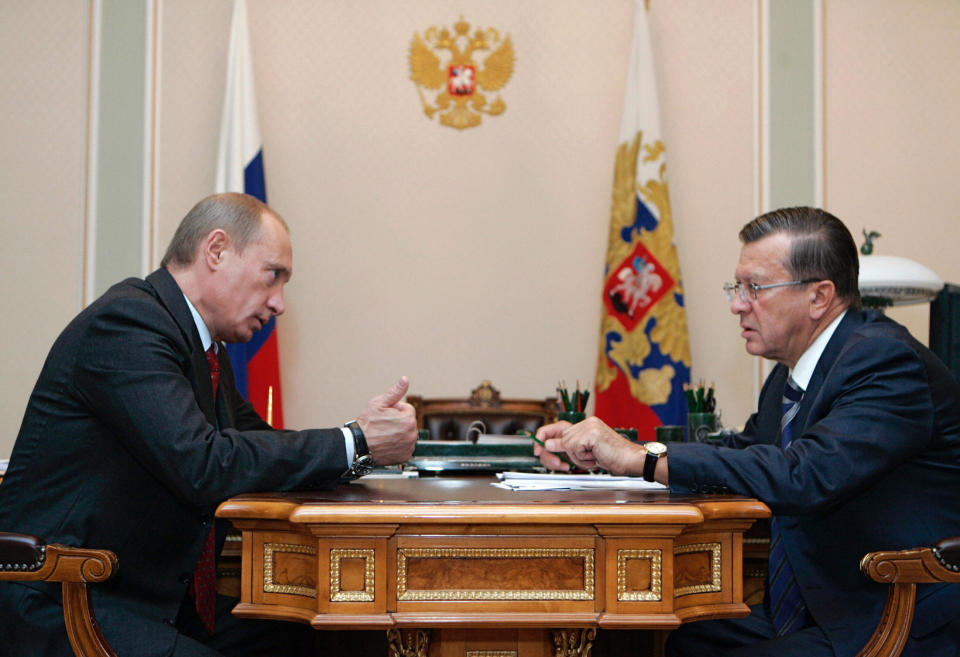 Russian President Vladimir Putin (L) meets with Prime Minister Viktor Zubkov (R) in Novo-Ogarevo near Moscow, 17 Ocotber 2007. 