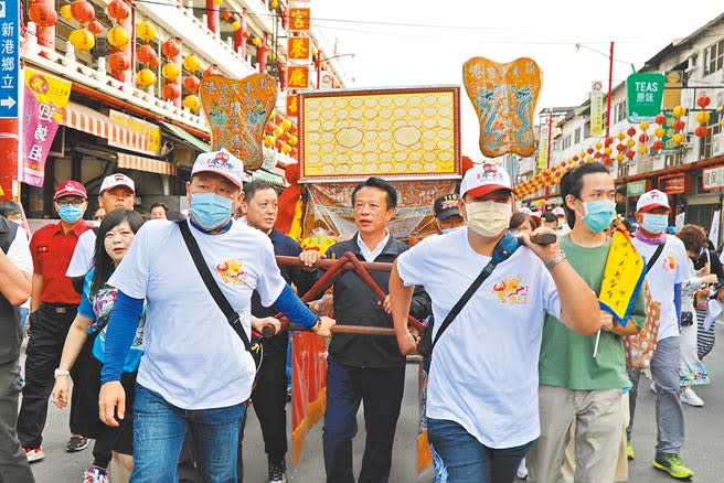 嘉義縣新港奉天宮天上聖母遶境為嘉義縣定無形文化資產，10日由嘉義縣長翁章梁（中）等人點燃頭號炮後，隨即舉行起駕典禮。（呂妍庭攝）