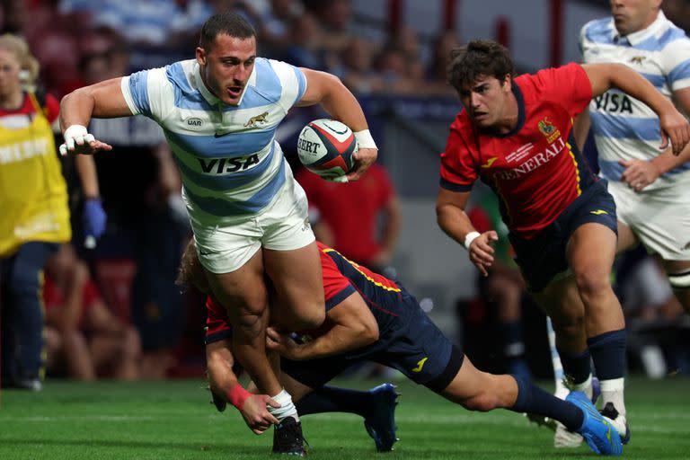 Rodrigo Isgró es tackleado en su segundo partido en los Pumas, el último antes del Mundial de Francia.