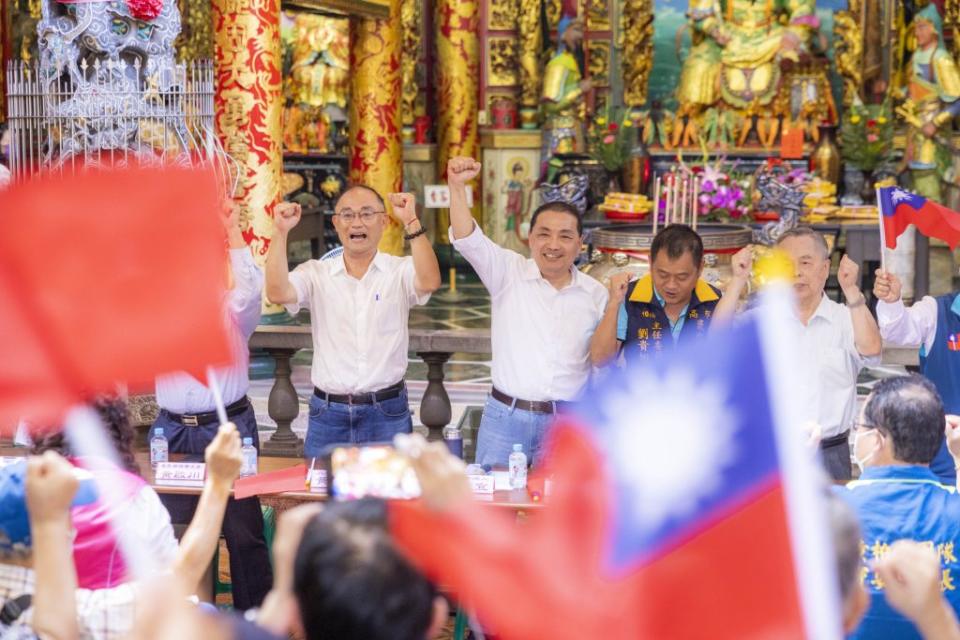 國民黨總統參選人侯友宜十三日下午與高雄在地立委參選人到各宮廟參香，並與地方民眾座談，聆聽基層需求。（記者吳文欽攝）