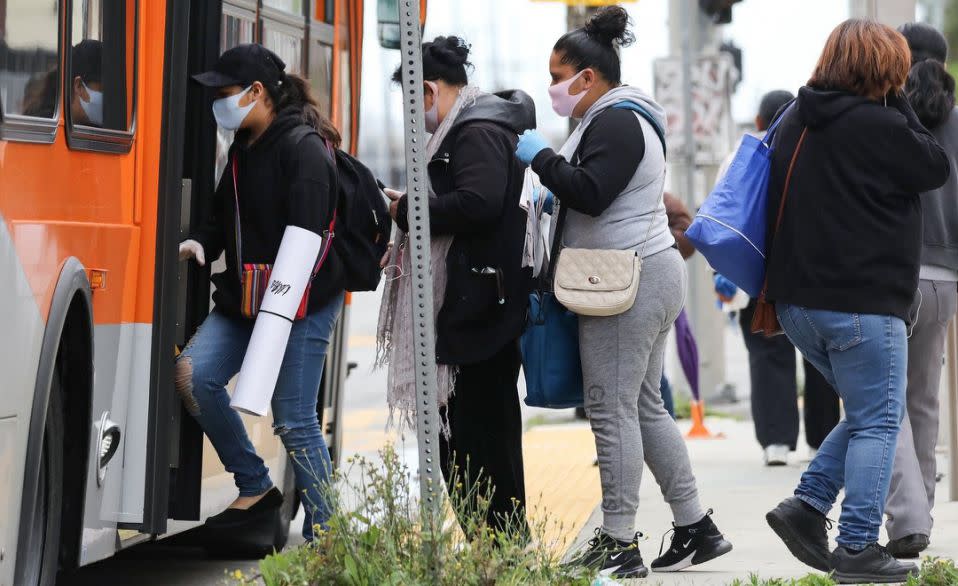 La dependencia del transporte público y los trabajos esenciales exponen a los californianos de bajos ingresos a un riesgo mayor de estar en contacto con alguien infectado de coronavirus. Mario Tama/Getty Images