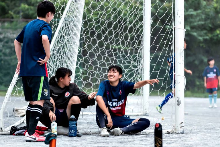 Koko Tsujii, a la derecha, conversa con otras integrantes del equipo femenino del club de fútbol de Suginami