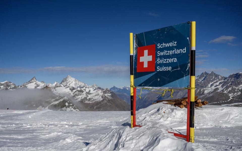 La frontière suisse près du refuge Rifugio Guide del Cervino, qui est au centre d'un différend frontalier entre l'Italie et la Suisse - FABRICE COFFRINI/AFP via Getty Images