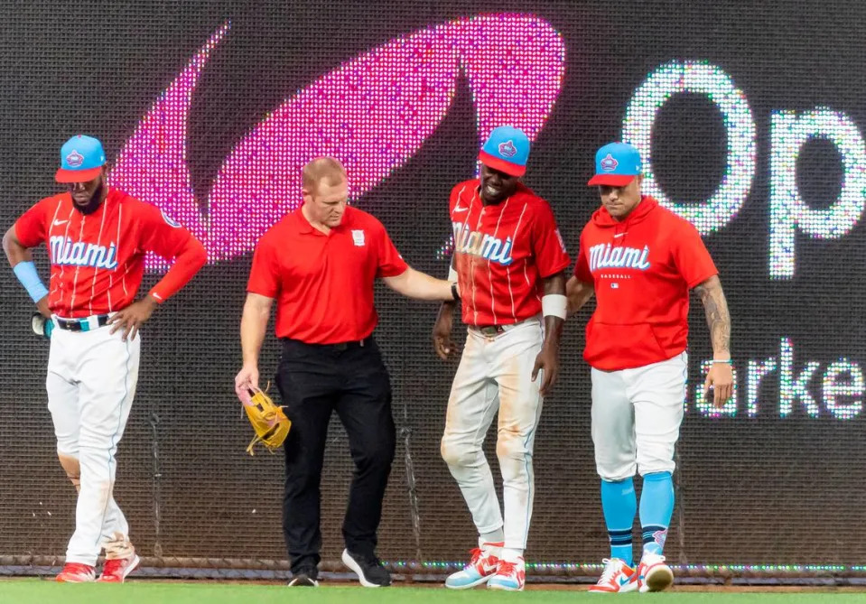 El jardinero de los Marlins Jazz Chisholm Jr. reacciona tras lesionarse en una jugada en el octavo inning del partido ante los Rojos de Cincinnati, celebrado el 13 de mayo de 2023 en Miami.