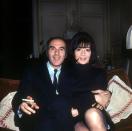 Retour en 1966. Le mariage de Juliette Gréco et de Michel Piccoli est prévu pour le 14 décembre de cette année-là, quelques mois après leur rencontre. Tout le monde est prévenu, même les journalistes. Mais justement, pour éviter un tohu-bohu, les amoureux décident d'avancer leur union au 12 décembre, de 17h à 18h, dans le petit village de Verderonne, dans l'Oise. Dans l'intimité la plus totale. La réception, dans leur résidence parisienne, n'aura lieu que le lendemain. L'occasion pour Juliette Gréco de se confier sur cette union à Paris Match : <em>"Je voulais dire que j'appartenais à cet homme que je trouve aussi beau du dedans que du dehors"</em>.