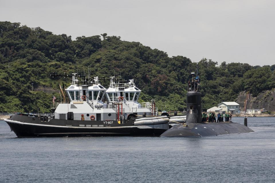 美國太平洋艦隊1艘海狼級快速攻擊潛艇「康乃狄克號」在南海撞上不明物體，該艇正前往關島途中，美軍緊急救援。   圖：翻攝自美國海軍官網