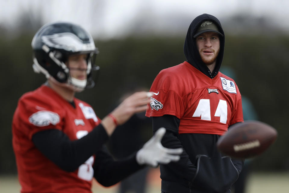 Carson Wentz (R) watches as Nick Foles practices at the team’s facility. (AP Photo/Matt Slocum)