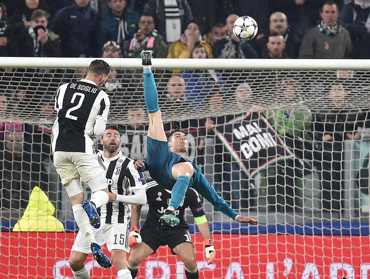 Cristiano Ronaldo (d) de Real Madrid anota el 2-0 ante Juventus hoy, martes 3 de abril de 2018, durante un partido de los cuartos de final de la Liga de Campeones entre Juventus FC vs Real Madrid CF en el estadio Allianz en Turín (Italia). EFE/ALESSANDRO DI MARCO