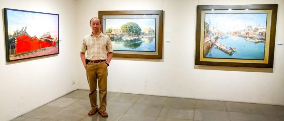 藝術家洪榮俊推出「台南風情」油畫個展。（記者林雪娟攝）