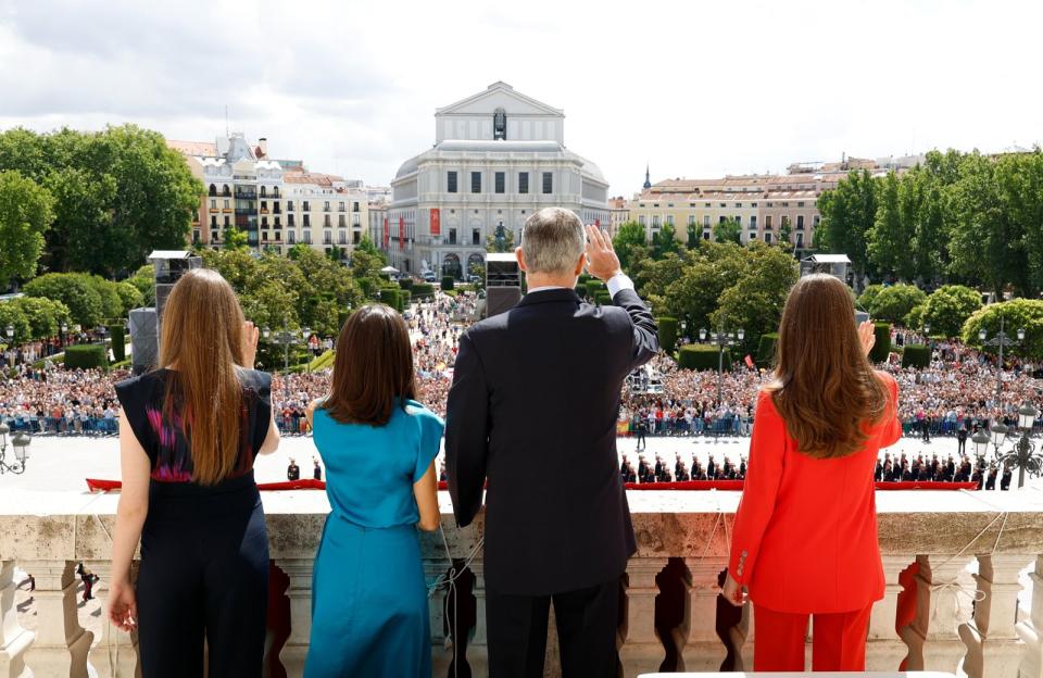 西班牙國王一家四口在馬德里皇宮向民眾揮手致意。（翻攝X@CasaReal）