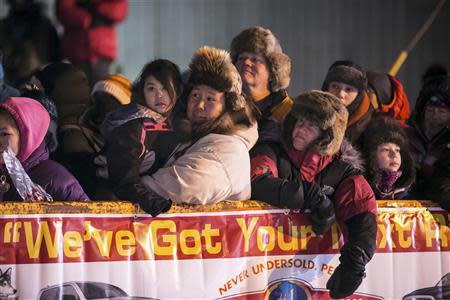 Spectators from all over Alaska and the world gather to watch the first musher arrive at the finish line during the Iditarod dog sled race in Nome, Alaska, March 11, 2014. REUTERS/Nathaniel Wilder