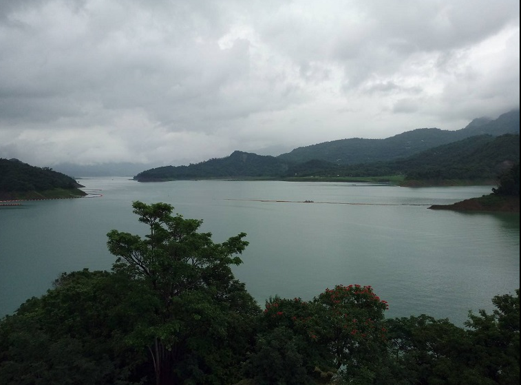 國慶連假上游累積降雨量達58.7毫米，讓曾文水庫再度超過標高230公尺的滿水位。   圖：翻攝自經濟部水利署（資料照）