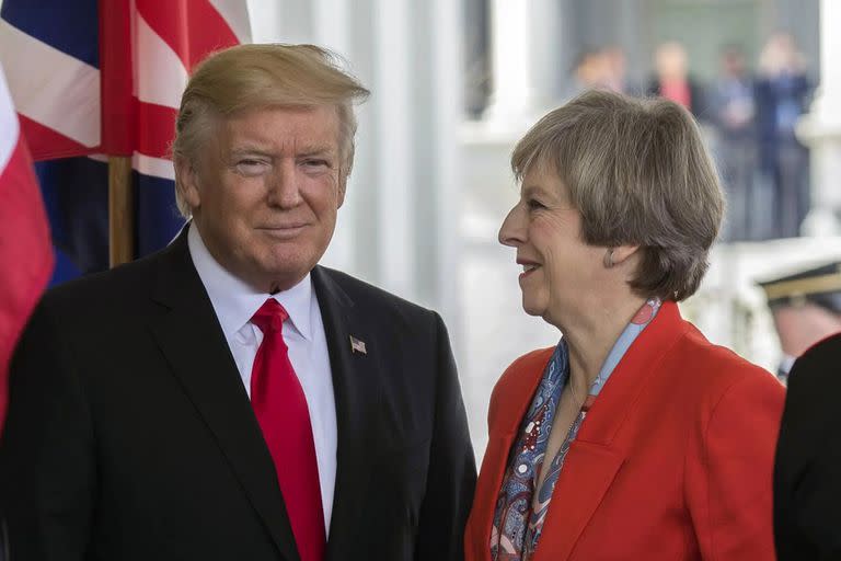 Donald Trump junto a Theresa May