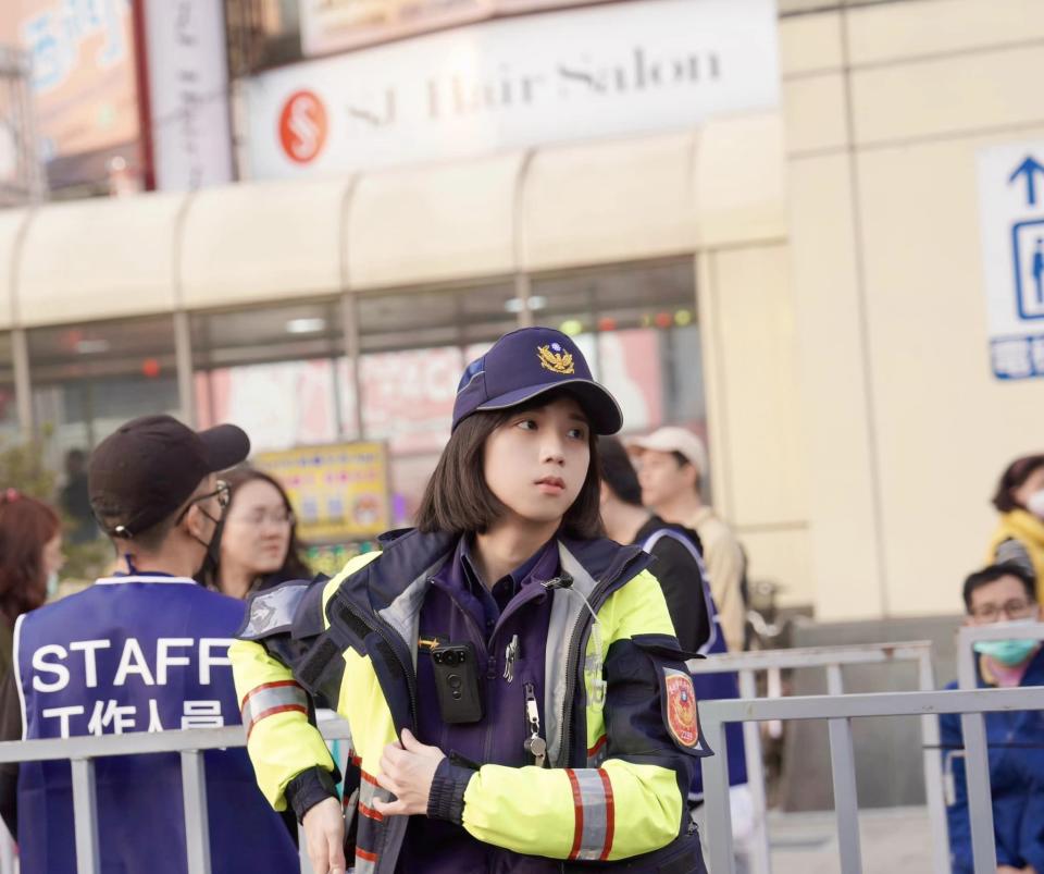 <strong>台北燈節一名女警長相甜美，吸引網友目光。（圖／翻攝臺北波麗士臉書）</strong>