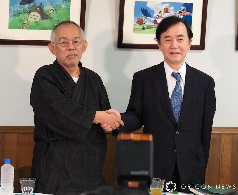 吉卜力社長鈴木敏夫（左）與日本電視台會長杉山美邦今在吉卜力工作室共同宣布收購消息。（翻攝自ORICON NEWS）