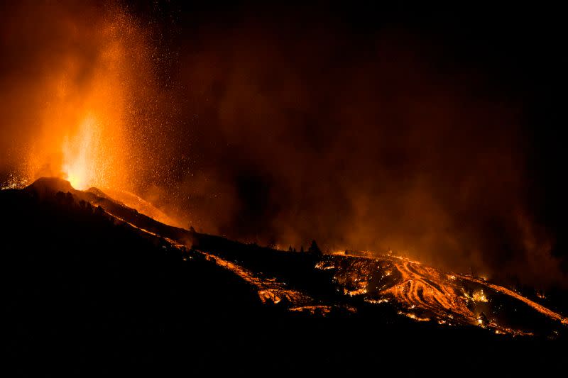 ▲西班牙拉帕馬島老峰火山19日發生噴發。（圖／美聯社／達志影像）