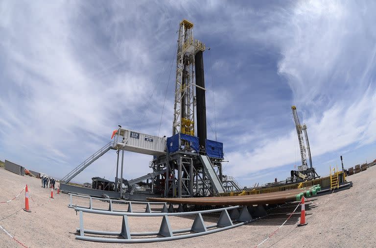 Vista de las plataformas de perforación de petróleo en el yacimiento de petróleo de esquisto de Vaca Muerta en Loma Campana, en la provincia patagónica de Neuquén, a unos 1180 km al suroeste de Buenos Aires, Argentina el 4 de diciembre de 2014. YPF tiene un acuerdo con US Chevron para explotar Vaca Muerta , la segunda reserva más grande del mundo de gas de esquisto y la cuarta reserva más grande de petróleo, que se estima que contiene el equivalente a 27 mil millones de barriles. FOTO AFP / JUAN MABROMA