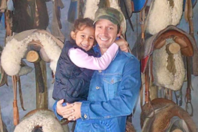 Con una tierna foto en la que abraza a Blanca, Benjamín Vicuña recordó a su hija, fallecida en septiembre de 2012