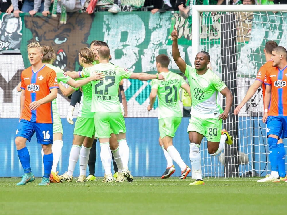 Der VfL Wolfsburg jubelt über den Treffer zum 2:0. (IMAGO/Franziska Gora)