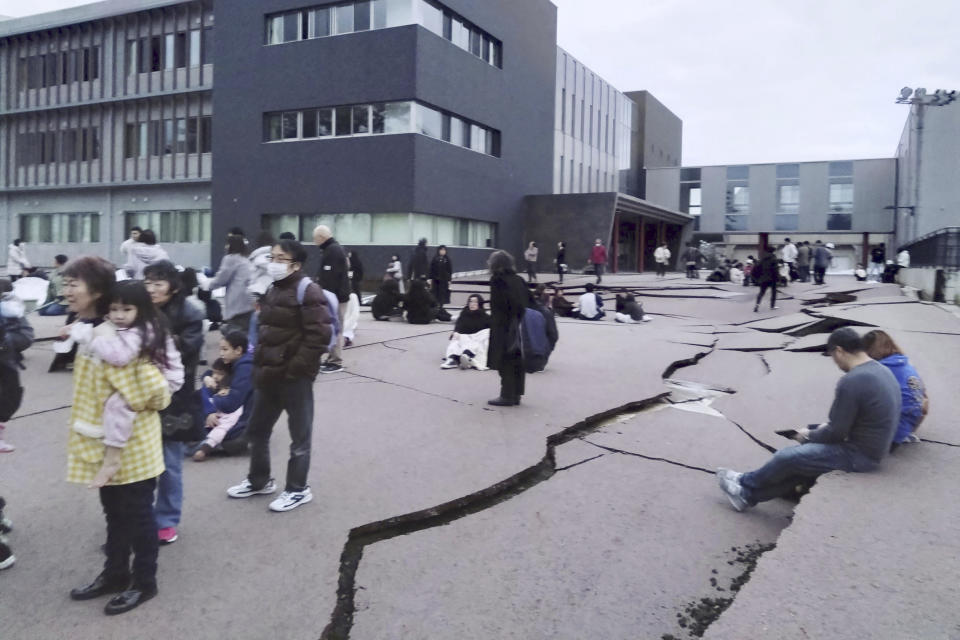 En la imagen, vista de las grietas en una calle luego de un potente sismo, en Wajima, en la prefectura de Ishikawa, Japón, el 1 de enero de 2024. (Kyodo News vía AP)