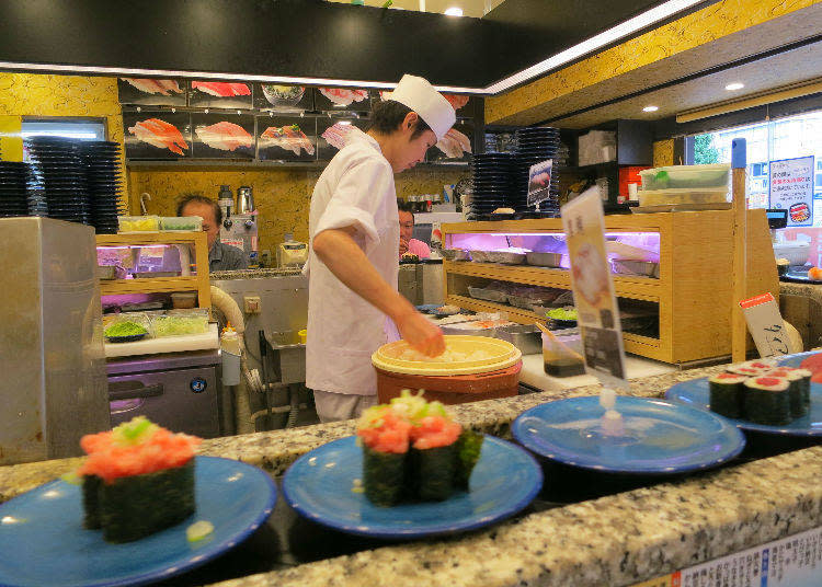 由壽司師傅現捏的迴轉壽司店「大江戸」，傳輸帶上沒有的口味也可以直接請師傅製作。