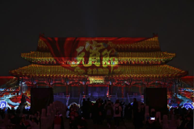 Visitantes recorren la Ciudad Prohibida decorada con faroles rojos e iluminada con luces de colores durante el Festival de los Faroles celebrado en Pekín el martes 19 de febrero de 2019 (Foto: Andy Wong/AP).