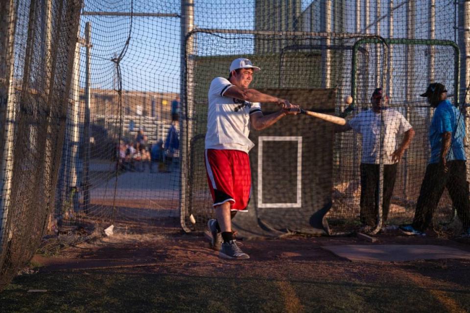 Jorge Gil Laguna practica el bateo durante una prueba de la Liga de Béisbol Senior Varonil de Sacramento a principios de este mes.