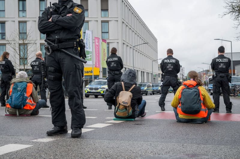 Demonstrators block the intersection of Kumpfmuhler Str. and Fritz-Fend-Strasse. The Last Generation protests against the climate policy of the traffic light government. Daniel Vogl/dpa