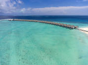 Se ubica en el atolón Raa, al norte del país, y está rodeado de 1,7 kilómetros de arrecifes, playas de arena blanca y aguas cristalinas. (Foto: <a href="http://www.emerald-maldives.com/media-gallery.html" rel="nofollow noopener" target="_blank" data-ylk="slk:Emerald Maldives Resort & Spa;elm:context_link;itc:0;sec:content-canvas" class="link ">Emerald Maldives Resort & Spa</a>).