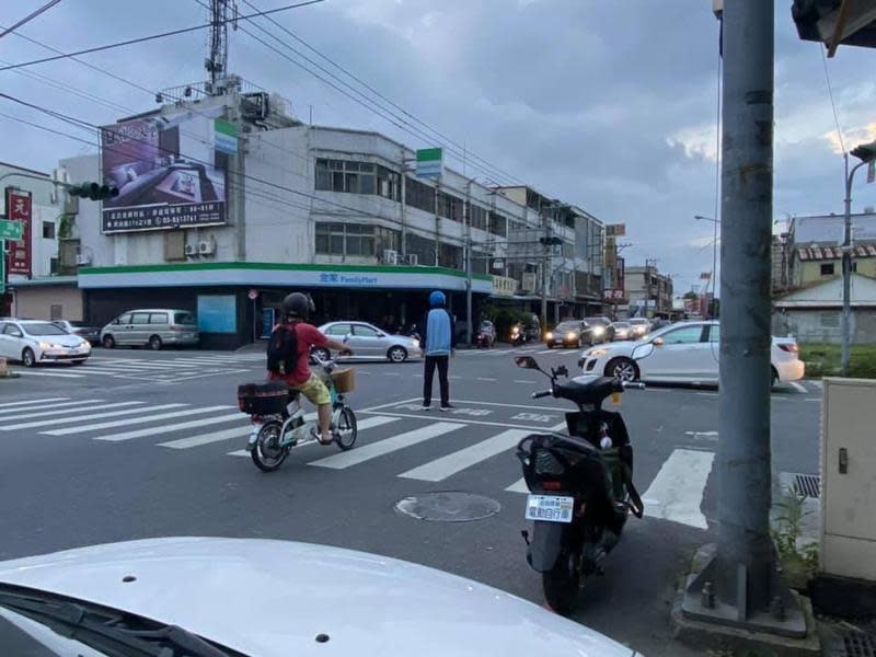 全台各地區停電釀成交通混亂，一名高中生主動站出來指揮交通。（翻攝自花蓮同鄉會）