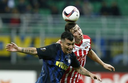 Football Soccer - Inter Milan v Southampton - UEFA Europa League Group Stage - Group K - San Siro Stadium, Milan, Italy - 20/10/16 Inter Milan's Gary Medel in action with Southampton's Pierre-Emile Hojbjerg Reuters / Alessandro Garofalo Livepic