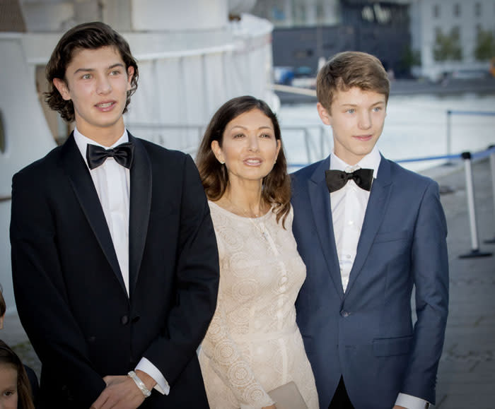 Nicolás y Félix de Dinamarca con su madre