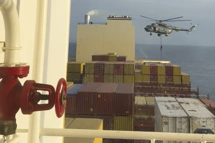 En esta imagen tomada de un video proporcionado a The Associated Press por un funcionario de defensa de Oriente Medio, se muestra un helicóptero durante un asalto a un buque en el estrecho de Ormuz, el 13 de abril de 2024. (AP Foto)