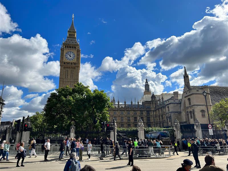  英國人哀傷女王過世，滿滿鮮花卡片與長長追思人潮。 （圖／台灣旅英小提琴家王懷悌提供）