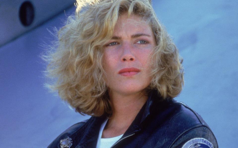 <p>Eine Ausbilderin wie diese wünscht sich so mancher - obwohl Maverick, als er sie in einer Bar kennenlernt, nicht weiß, dass sie ihn anleiten wird. Der Pilot hat das Glück, von Charlie (Kelly McGillis) in die Kampfjet-Kunst eingewiesen zu werden, und verliebt sich in sie. (Bild: TM & © 2017 by Paramount Pictures. All rights reserved. )</p> 