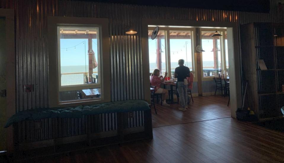 Customers can choose to dine indoors or out with a breeze off the water at the new Kingjaks barbecue and seafood restaurant on the beach in Biloxi. There’s also a choice of an elevator or stairs. Mary Perez/meperez@sunherald.com