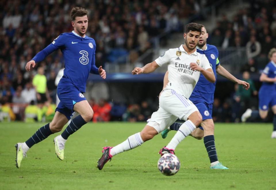 En la víspera del último partido de la temporada del Real Madrid, Marco Asensio (centro) hizo oficial su decisión de no aceptar la propuesta de renovación del club blanco y cerrar una etapa de siete años en la casa blanca, para buscar “nuevas metas” en un nuevo proyecto fuera de España.