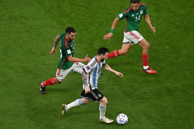 Argentina defender Lisandro Martinez kicked in the face by Mexico's Hirving  Lozano in heated World Cup match