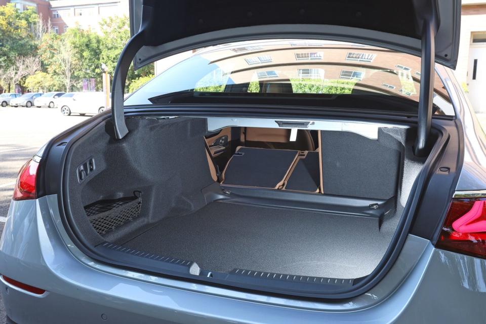 寬大方正的行李廂具備540L容積表現，亦可透過後座椅背分離前倒進行擴充。