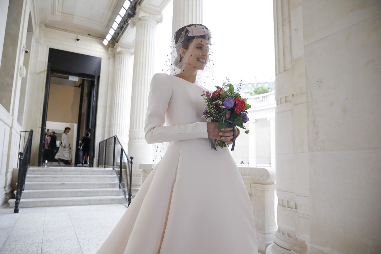 Margaret Qualley de novia en el desfile de alta costura otoño 2021 de Chanel en París, el 6 de julio de 2021. (Valerio Mezzanotti/The New York Times)