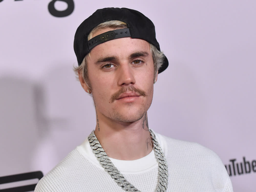 Justin Bieber hat sich abermals am Hals tätowieren lassen. (Bild: DFree / Shutterstock.com)