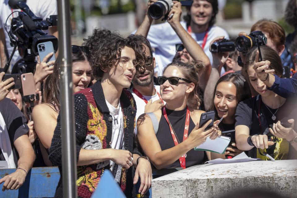 Timothee Chalamet habla con fans a su llegada a la sesión de “Bones and All” en la 79a edición del Festival Cine de Venecia en Venecia, Italia, el 2 de septiembre de 2022. (Foto Vianney Le Caer/Invision/AP)