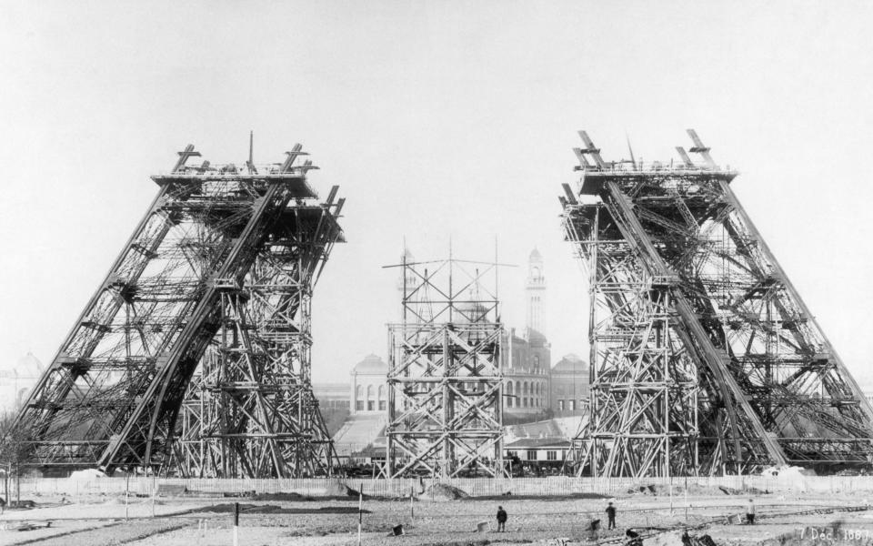 The four sloping legs of the Eiffel Tower undergo construction, 1887 - Bettmann