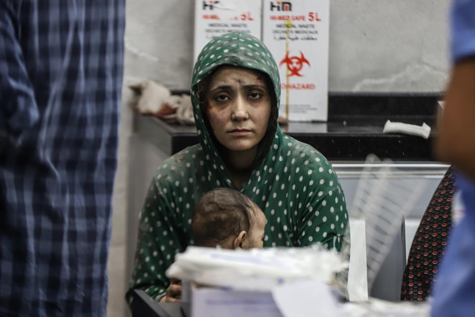 Eine bei israelischen Angriffen verletzte Palästinenserin wartet im Schifa-Krankenhaus auf ihre Behandlung. (Bild: Mohammad Abu Elsebah/dpa)