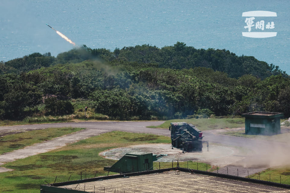 陸軍「雷霆操演」，雷霆2000多管火箭車對假想目標實施實彈射擊。(軍聞社提供)