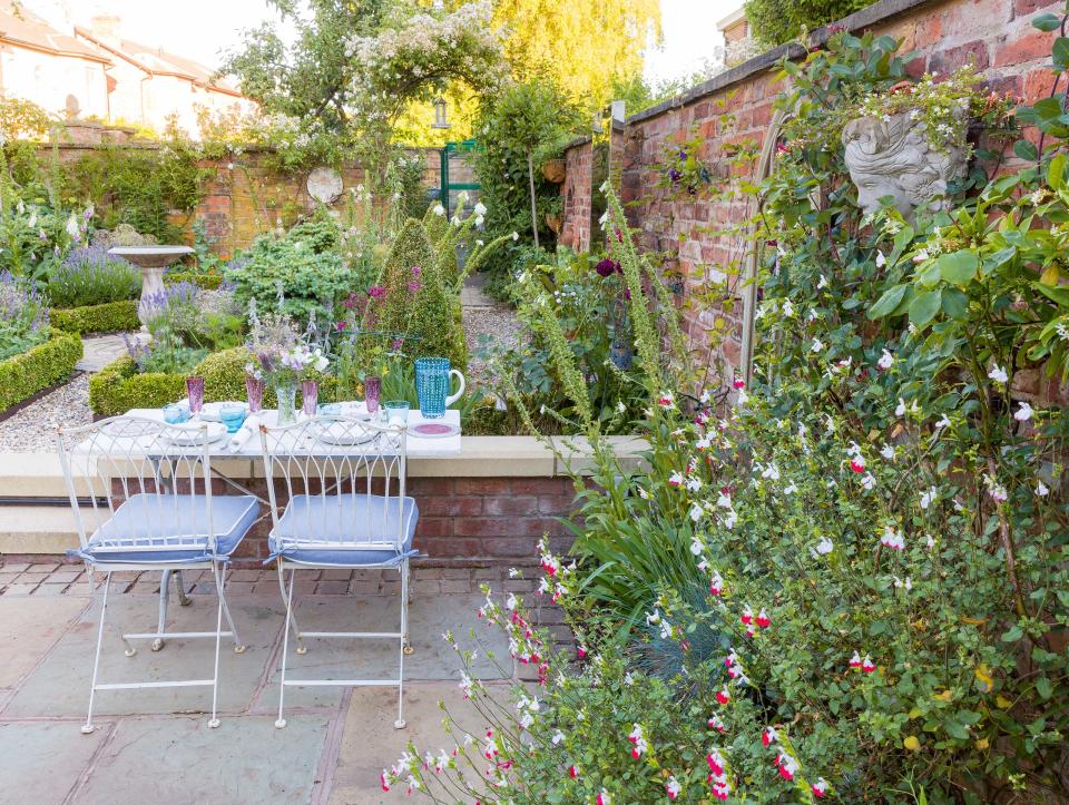 6. SOFTEN BRICK FEATURES WITH PLENTY OF PLANTS