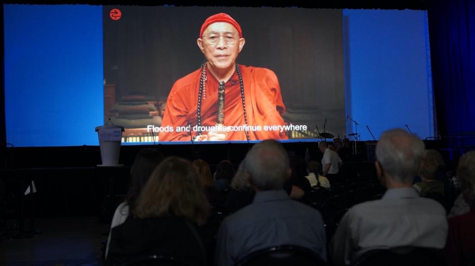 《圖說》世界宗教博物館創辦人心道法師透過影片於氣候行動論壇呼籲大眾找回靈性，共同覺醒，才能解決生態與人類永續問題。（靈鷲山佛教教團提供）