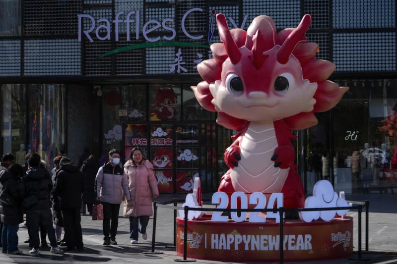 <cite>農曆春節：2024年2月8日，中國北京一家購物中心外的龍年裝飾。（AP）</cite>