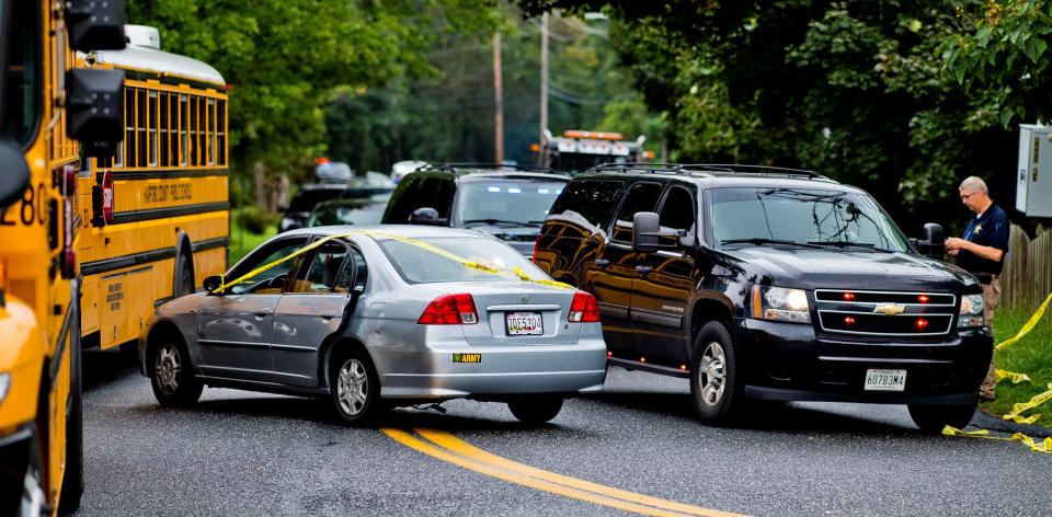 El vehículo de una de las víctimas en el lugar donde se produjo un tiroteo en Maryland, Estados Unidos, hoy, 20 de septiembre de 2018. Al menos tres personas murieron y dos resultaron heridas en el ataque. EFE/Scott Serio