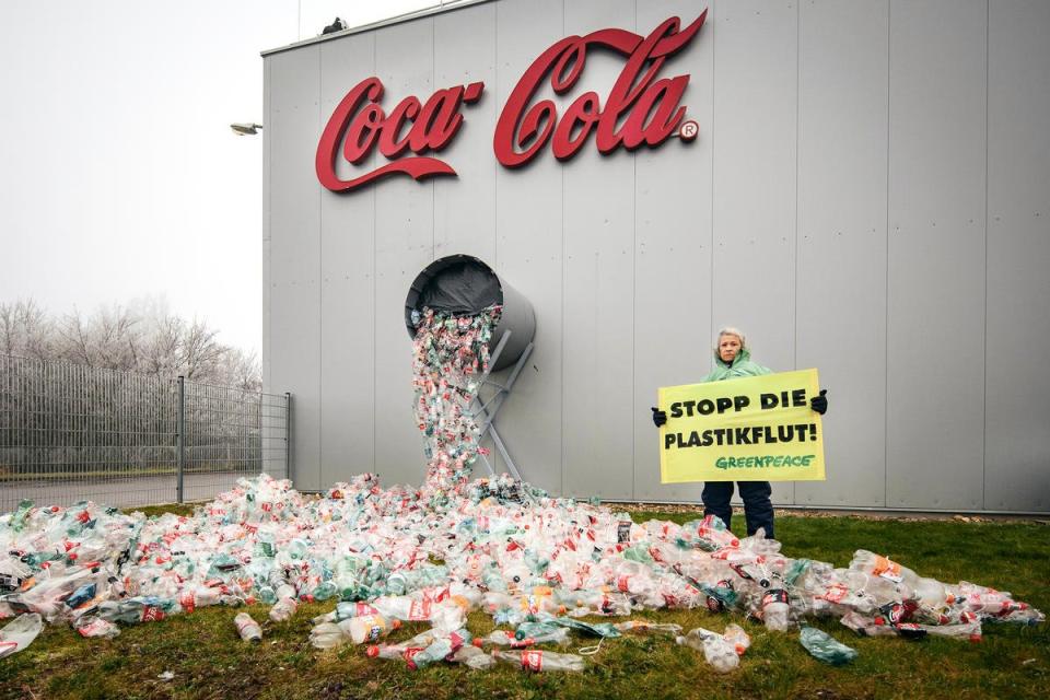 2021年1月，綠色和平奧地利行動者於可口可樂裝瓶工廠外，設置滿地可口可樂塑膠瓶，手舉布條「停止塑膠氾濫」，倡議要求企業將一次性塑膠包裝轉為可重複使用。